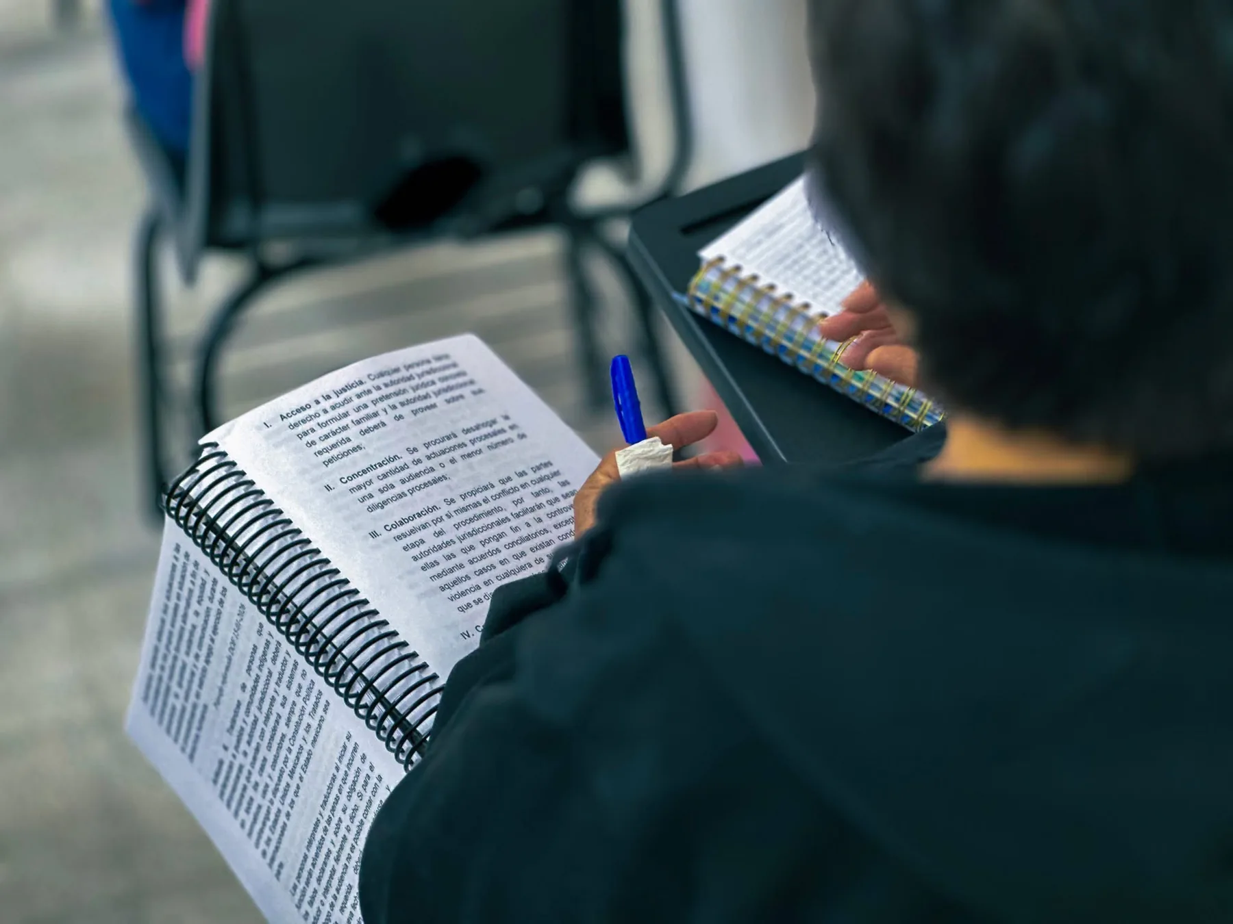 Estudiante revisando material académico